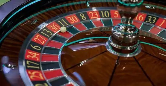 Giao diện slot Nổ hũ vswim với các máy quay đầy màu sắc trên điện thoại
